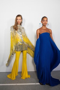 backstage-defile-balmain-printemps-ete-2020-paris-coulisses-64.thumb.jpg.2bfce3efbcd9f52089430de96a2720a9.jpg