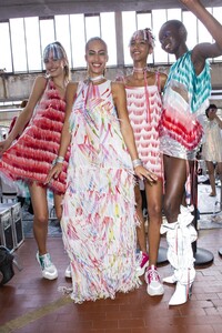 backstage-defile-byblos-printemps-ete-2019-milan-coulisses-105.thumb.jpg.ecaee6ac2ae27b0df681206ca58431e9.jpg