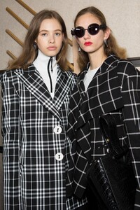 backstage-defile-masha-ma-automne-hiver-2019-2020-paris-coulisses-89.thumb.jpg.366ba19649d523913935746dacb25ad7.jpg