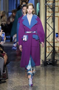 defile-emilio-pucci-automne-hiver-2018-2019-milan-look-43.thumb.jpg.010f012d054e85350da8dec56cb2e55e.jpg