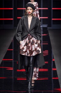 defile-emporio-armani-automne-hiver-2019-2020-milan-look-18.thumb.jpg.21918d2f77769973d9f5697edcb624ea.jpg