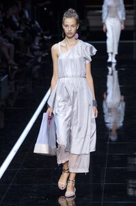 defile-emporio-armani-printemps-ete-2019-milan-look-65.thumb.jpg.e2300375058f108df2a2794ba396e1e0.jpg