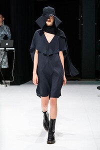 defile-hussein-chalayan-automne-hiver-2020-2021-londres-look-35.thumb.jpg.90da0f1d55d2d8b6fe9c823ca6f1e23e.jpg
