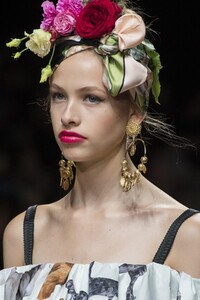 detail-defile-dolce-amp-gabbana-printemps-ete-2019-milan-detail-229.thumb.jpg.4ff985844b0a913b544fdaf251fc1374.jpg