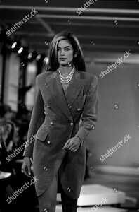 donna-karan-spring-1992-ready-to-wear-runway-show-new-york-shutterstock-editorial-10434011gk.jpg