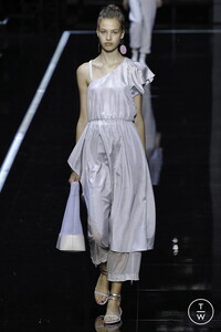 emporio-armani-ss19-0063-d59267.thumb.jpg.00ecdd73df414ee2b1466fdbdb0a1a7b.jpg