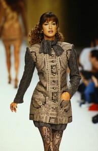 1428530535_yasmeen-fw-1994-valentino(3).thumb.jpg.2ba9fac7a454719649d015c6a09a1163.jpg