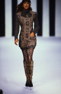 284064638_yasmeen-fw-1994-valentino(4).thumb.jpg.ff853e370b88fc8b5ff9b1512010e161.jpg