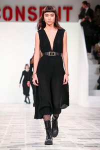 Dior-RTW-FW20-Paris-6857-1582642978.thumb.jpg.1309b23ceda0c0faee95af257be91928.jpg