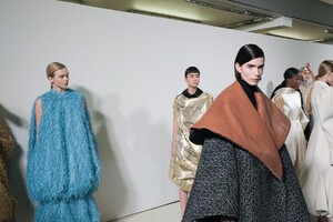 JW-Anderson-RTW-FW20-London-4418-1581944544.thumb.jpg.c5d2b18a4ced67d3d2a1819e7bca6a51.jpg