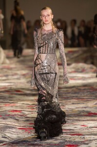 defile-alexander-mcqueen-printemps-ete-2017-paris-look-45.thumb.jpg.38ff5c257c203bb5fe5ae938c70e44a9.jpg