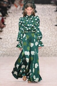 defile-carolina-herrera-printemps-ete-2019-new-york-look-33.thumb.jpg.f70261004efdf200d2bae3b84a9f14c1.jpg