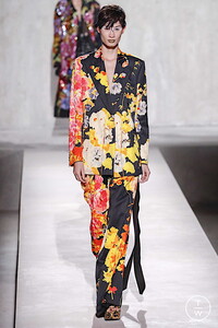 dries-van-noten-ss20-0017-8cbd00.thumb.jpg.11237638cc4d82efc2384d1532e7469a.jpg