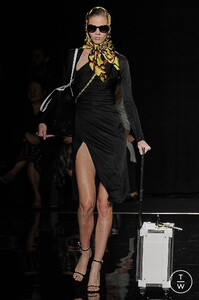 versace-runway-runway-00046-1-1406b1.thumb.jpg.29459da59b7896a4c32f9ebf176634e3.jpg