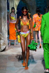 00047-Versace-RTW-SS21.thumb.jpg.2919832ddbd98dde61115709eb0cd963.jpg