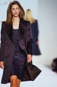 2006905044_oscar-de-la-renta-fw-1997(5).thumb.jpg.c4cd283b6c2b77d74ac5fab7a24e37fd.jpg