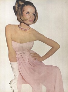 Beauty_Penn_US_Vogue_January_15th_1965_04.thumb.jpg.3ed4a4290cf3e9f3f8c0c167118ddeb6.jpg