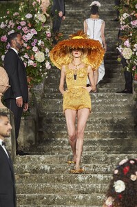 DolceGabbana_AltaModa_Firenze2020_CATWALK82-767731.thumb.jpg.4715b42e6c0c809b308fc85b88fe5239.jpg