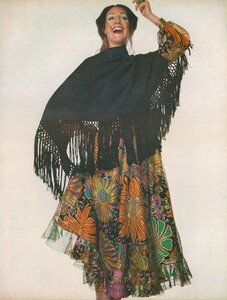 Joie_Penn_US_Vogue_April_1st_1970_02.thumb.jpg.9988b60850778f6a1076b7767e660f68.jpg