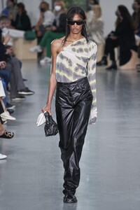 defile-sportmax-printemps-ete-2021-milan-look-39.thumb.jpg.1337ac3f193e680f48c20e6bad47e60d.jpg