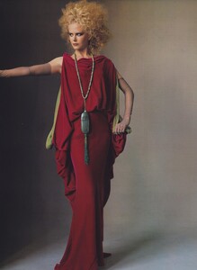 Costume_Penn_US_Vogue_May_2004_08.thumb.jpg.41bbd90d94fc44e0c3c037d55be191d3.jpg