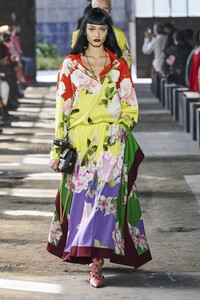 defile-valentino-printemps-ete-2021-milan-look-22.thumb.jpg.de5561987ba782d27b92d40f568bc587.jpg