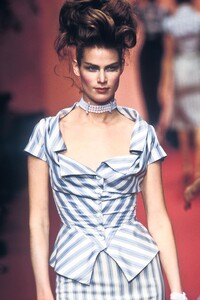 1861802240_VivienneWestwood1997WomenRTW92.thumb.jpg.d8fa4d9bb0140ed1a5968c513d0c3d45.jpg