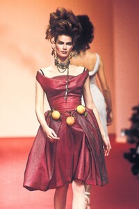 206455425_VivienneWestwood1997WomenRTW42.thumb.jpg.d6b3216fb114432c33a2cb578dec5ad8.jpg