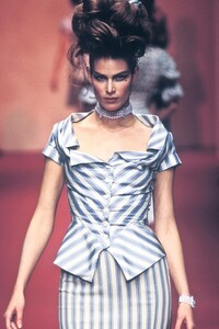 72606117_VivienneWestwood1997WomenRTW91.thumb.jpg.c378efc5723e97406abec8283a744309.jpg