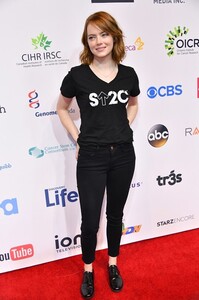 Emma_Stone-5th_Biennial_Stand_Up_To_Cancer-Walt_Disney_Concert_Hall-Los_Angeles-9_9_2016-004.jpg