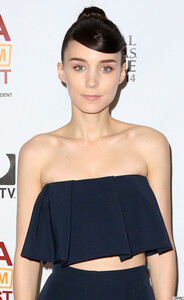 o-ROONEY-MARA-CROP-TOP-570.jpg