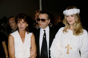 1990 claudia-schiffer-karl-lagerfeld-caroline-monaco.jpg