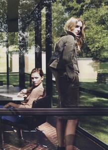 Annie Leibovitz Poses for Louis Vuitton Spring Campaign – StyleCaster