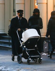 gigi-and-bella-hadid-out-and-about-in-new-york-12-15-2020-3.jpg