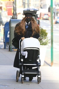 gigi-and-bella-hadid-out-and-about-in-new-york-12-15-2020-8.jpg