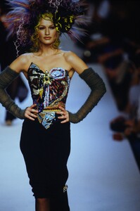 2020695549_ChanelCoutureFall1992(32).thumb.jpg.df64540a782fe2e05a4aa9389b15fef7.jpg