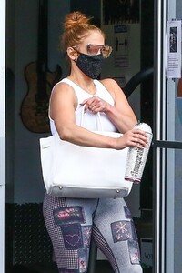 jennifer-lopez-leaves-a-gym-in-miami-01-24-2021-2.jpg