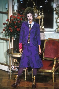 1229833482_VivienneWestwood1998WomenRTW36.thumb.jpg.2af480ffdbdbdd919bda080c3a32ec4d.jpg