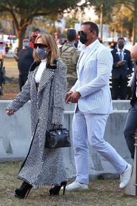 jennifer-lopez-arriving-at-the-super-bowl-in-tampa-02-07-2021-5.jpg