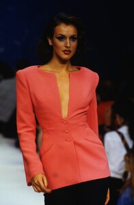 674339159_herve-leger-ss-1995(9).thumb.jpg.3d66d878bb7d23d2e864ac3c9ddfa450.jpg