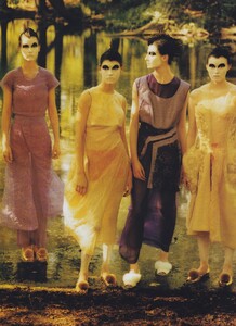 Fashion_Leibovitz_US_Vogue_September_1997_06.thumb.jpg.8835225082317598b0bacd1c5a199ca9.jpg