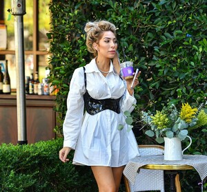farrah-abraham-out-for-iced-coffee-in-pacific-palisades-02-09-2021-8.jpg