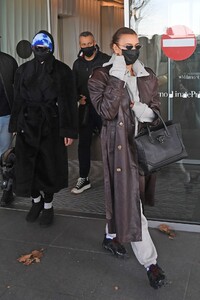 irina-shayk-arriving-in-italy-for-milan-fashion-week-02-28-2021-4.jpg
