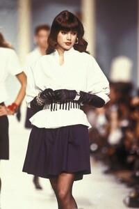 lagerfeld-ss-1988-7.thumb.jpg.3fb4a30dc01b8208aec9b06d41f4bcee.jpg