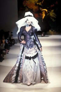 2017343486_VivienneWestwood1995WomenRTW179.thumb.jpg.2452c292b96306f5e4fb9dd94a7c8c60.jpg