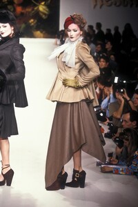 221779716_VivienneWestwood1995WomenRTW129.thumb.jpg.71bc1b90eaf22505dca51914f5d1b936.jpg