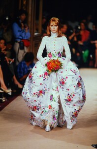 759441892_emanuel-ungaro-hc-fw-1996 (14) -Copy.thumb.jpg.4f70b4f2c36bd58f4da259fc2f0b48d1.jpg