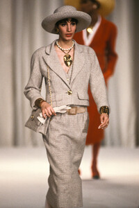 582324417_Chanel1989HauteCouture61.jpg.6e87f44948313a719018abf2b5bc11fc.thumb.jpg.1e3f4b0388044faab0983f37f0037ca0.jpg