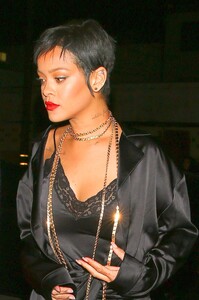 Rihanna-Gorgeous-in-Sexy-Outfit-16.jpg