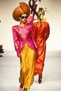 1167349359_YvesSaintLaurent1993WomenRTW119.thumb.jpg.891ae27be92ad91f9e45afc8720f98d9.jpg